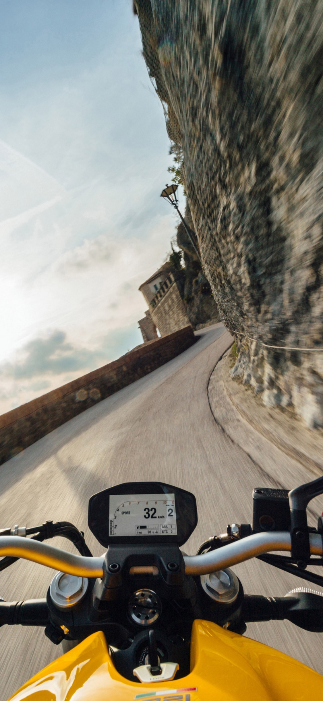 Kart Jaune et Noir Sur Route Pendant la Journée. Wallpaper in 1125x2436 Resolution