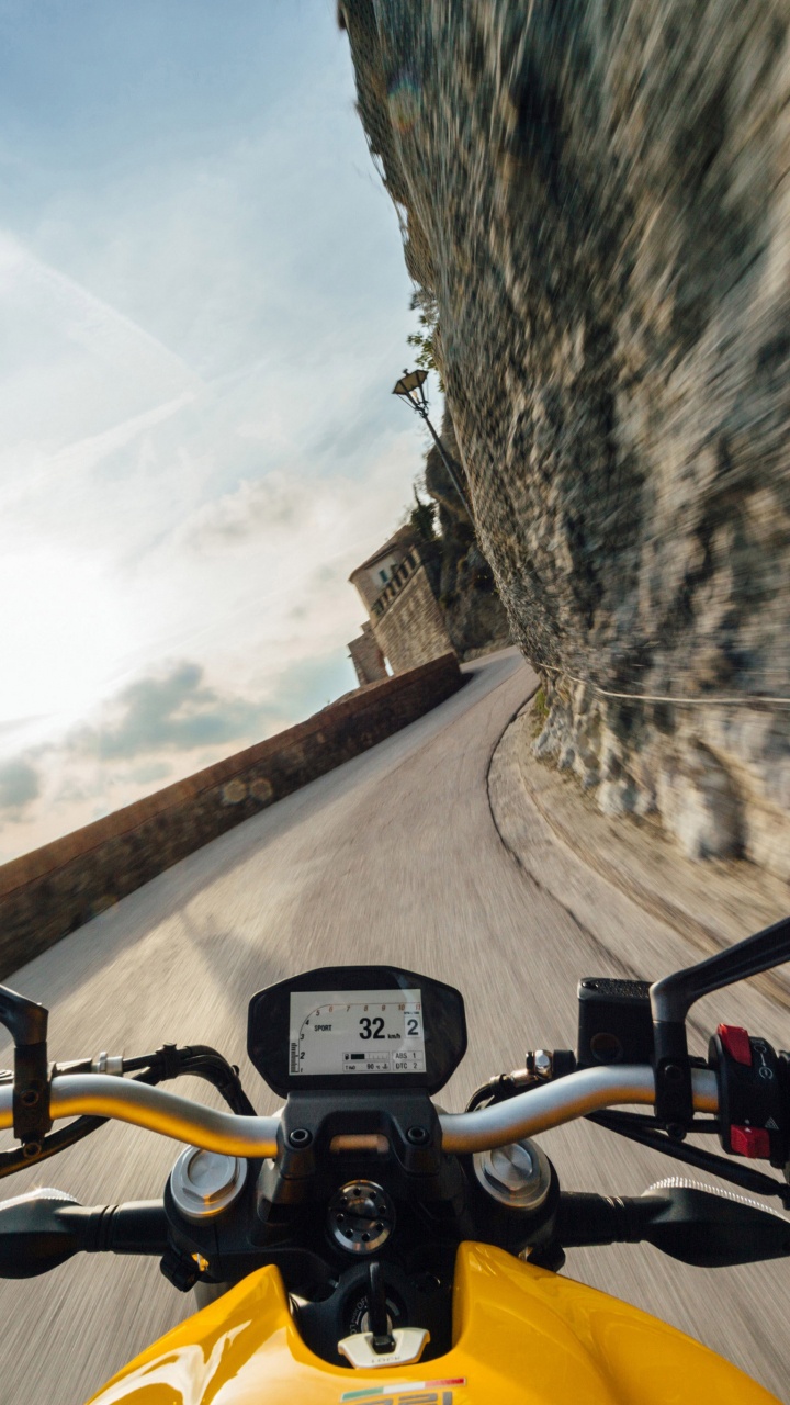 Kart Jaune et Noir Sur Route Pendant la Journée. Wallpaper in 720x1280 Resolution