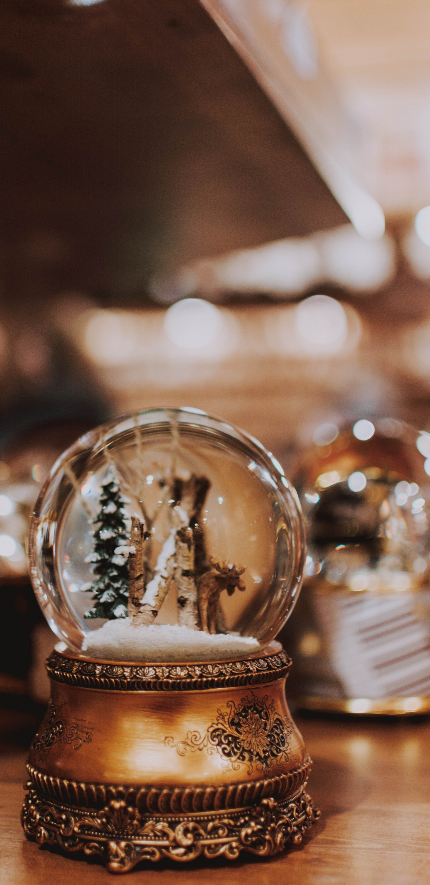 Frasco de Vidrio Transparente Con Tapa Dorada. Wallpaper in 1440x2960 Resolution