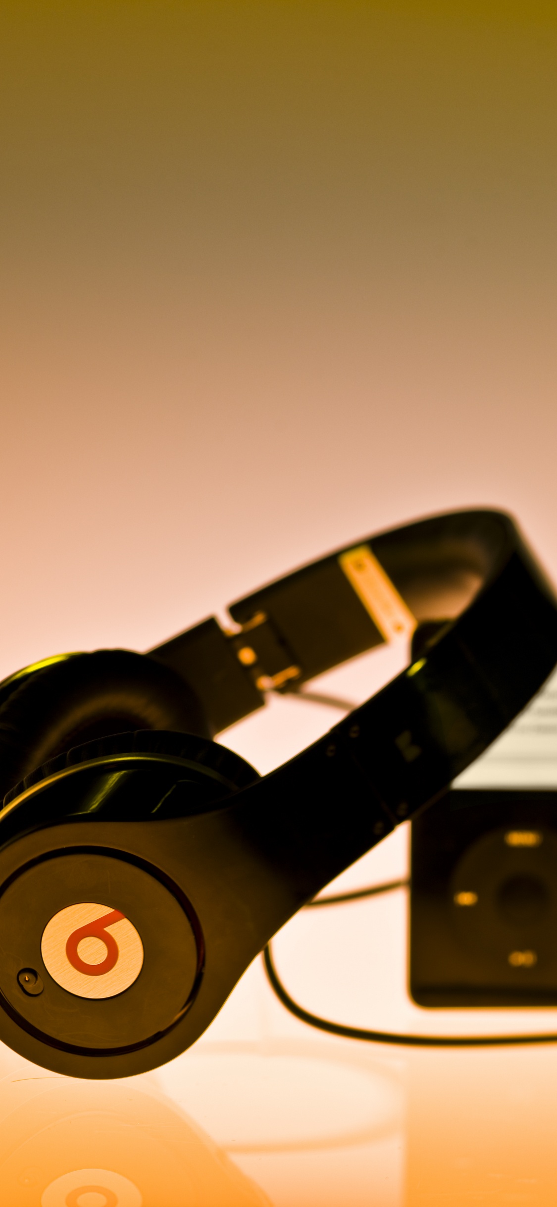 Beats Electronics, Auriculares, Equipo de Audio, Gadget, Dispositivo Electrónico. Wallpaper in 1125x2436 Resolution