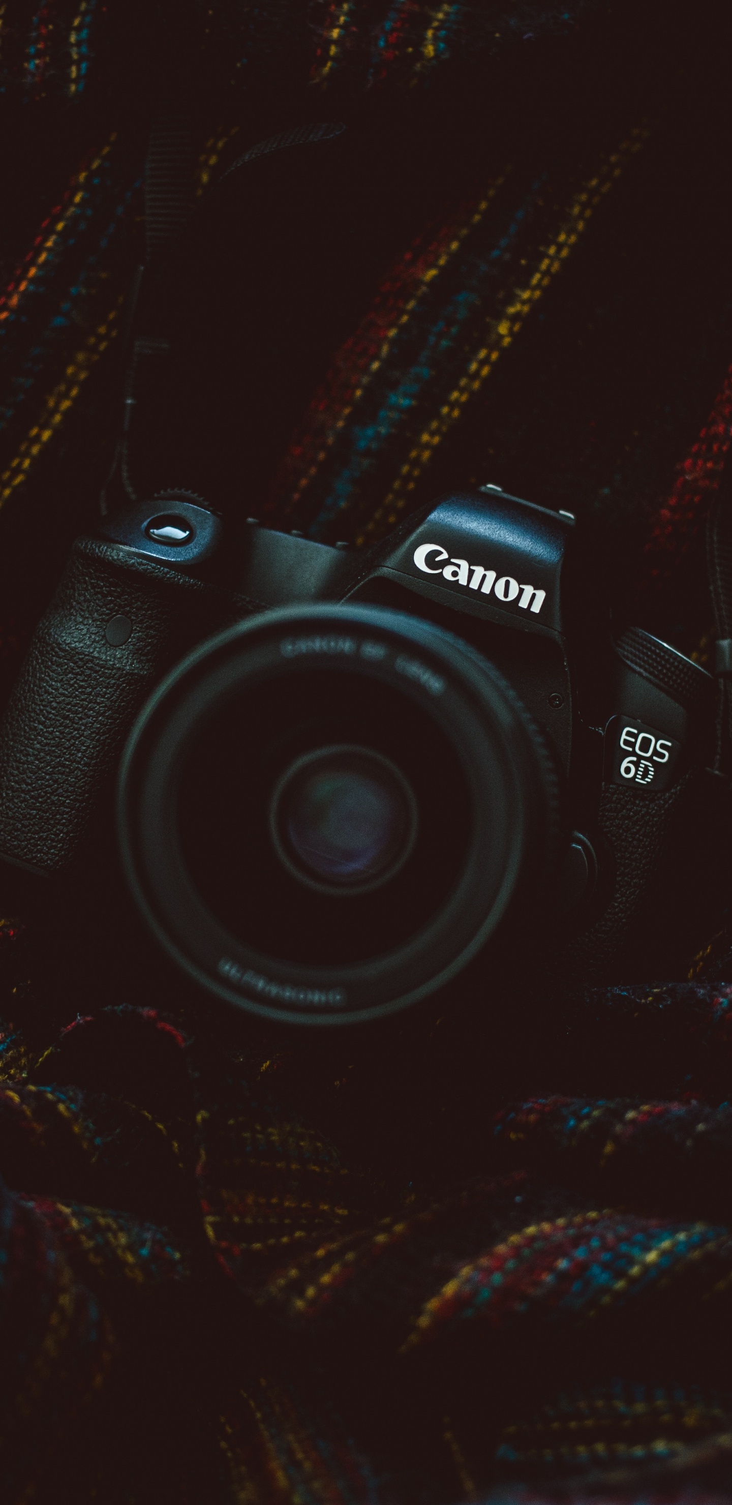 Cámara Réflex Digital Nikon Negra Sobre Textil Negro y Marrón. Wallpaper in 1440x2960 Resolution