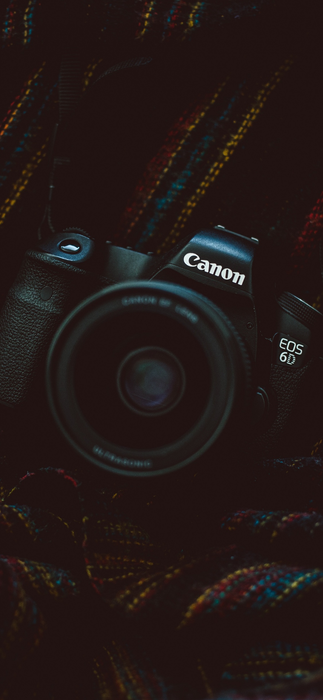 Schwarze Nikon DSLR-Kamera Auf Schwarzem Und Braunem Textil Brown. Wallpaper in 1125x2436 Resolution