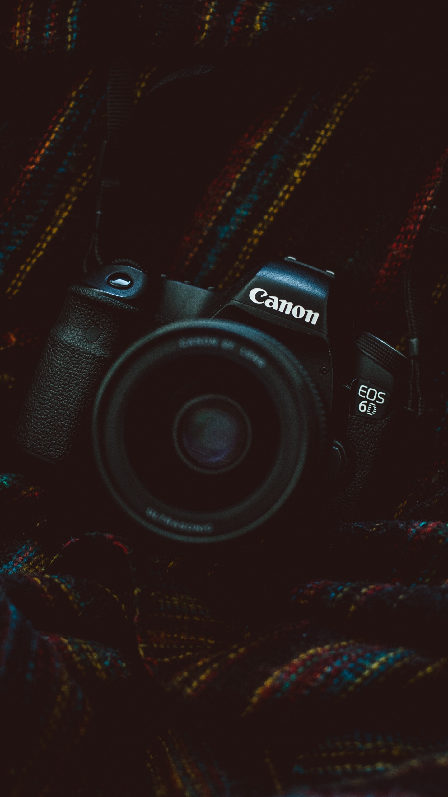 Schwarze Nikon DSLR-Kamera Auf Schwarzem Und Braunem Textil Brown. Wallpaper in 1440x2560 Resolution