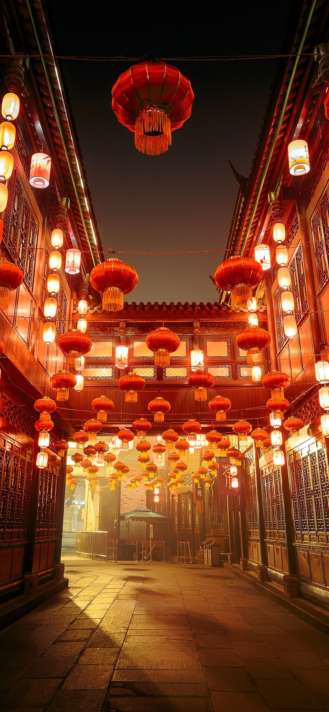 Rote Und Weiße Pendelleuchten im Gebäude Eingeschaltet. Wallpaper in 1125x2436 Resolution