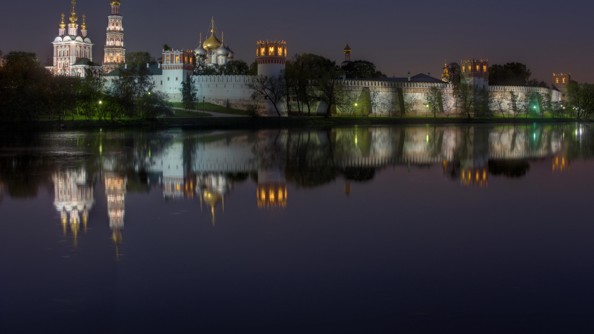 Cuerpo de Agua Cerca de Los Edificios de la Ciudad Durante la Noche. Wallpaper in 1920x1080 Resolution