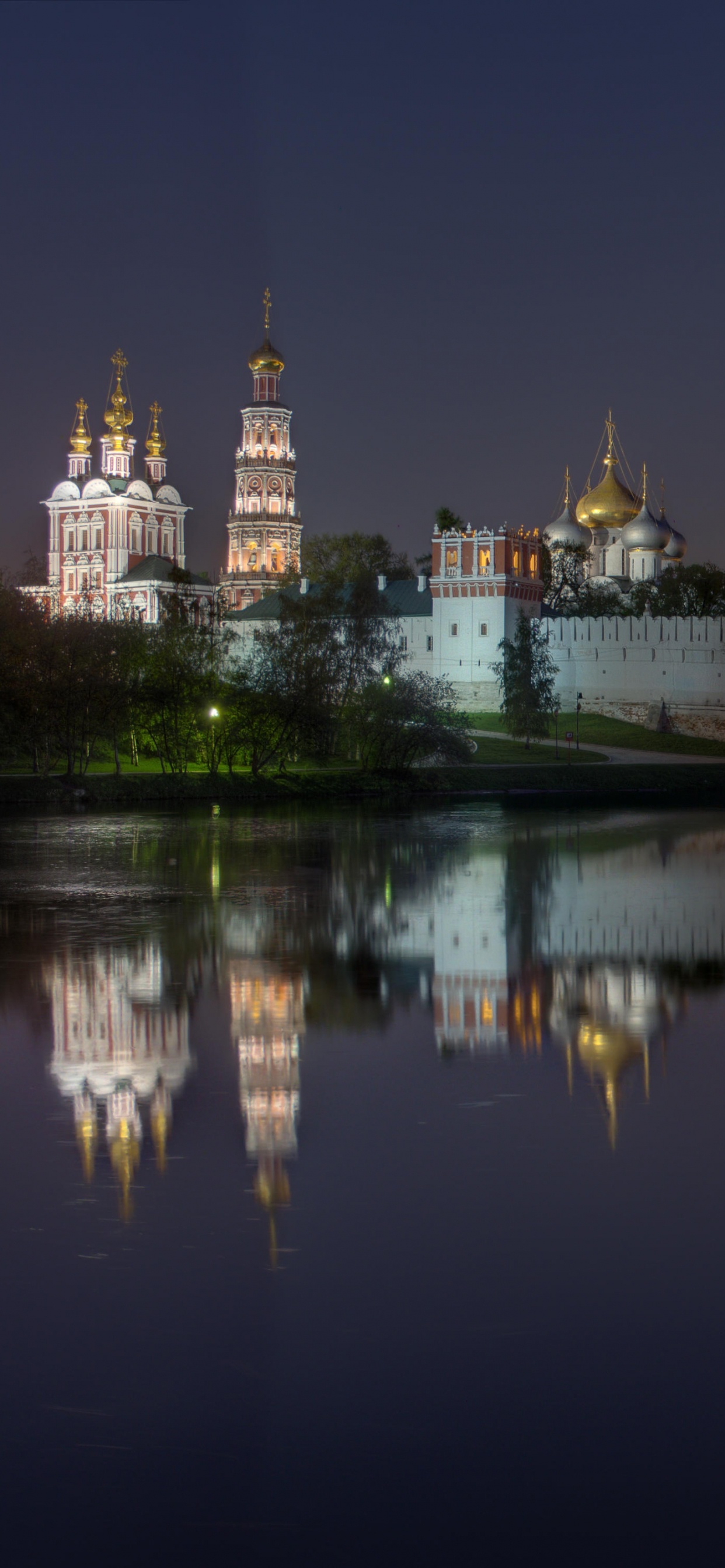 Gewässer in Der Nähe Von Stadtgebäuden Während Der Nacht. Wallpaper in 1242x2688 Resolution