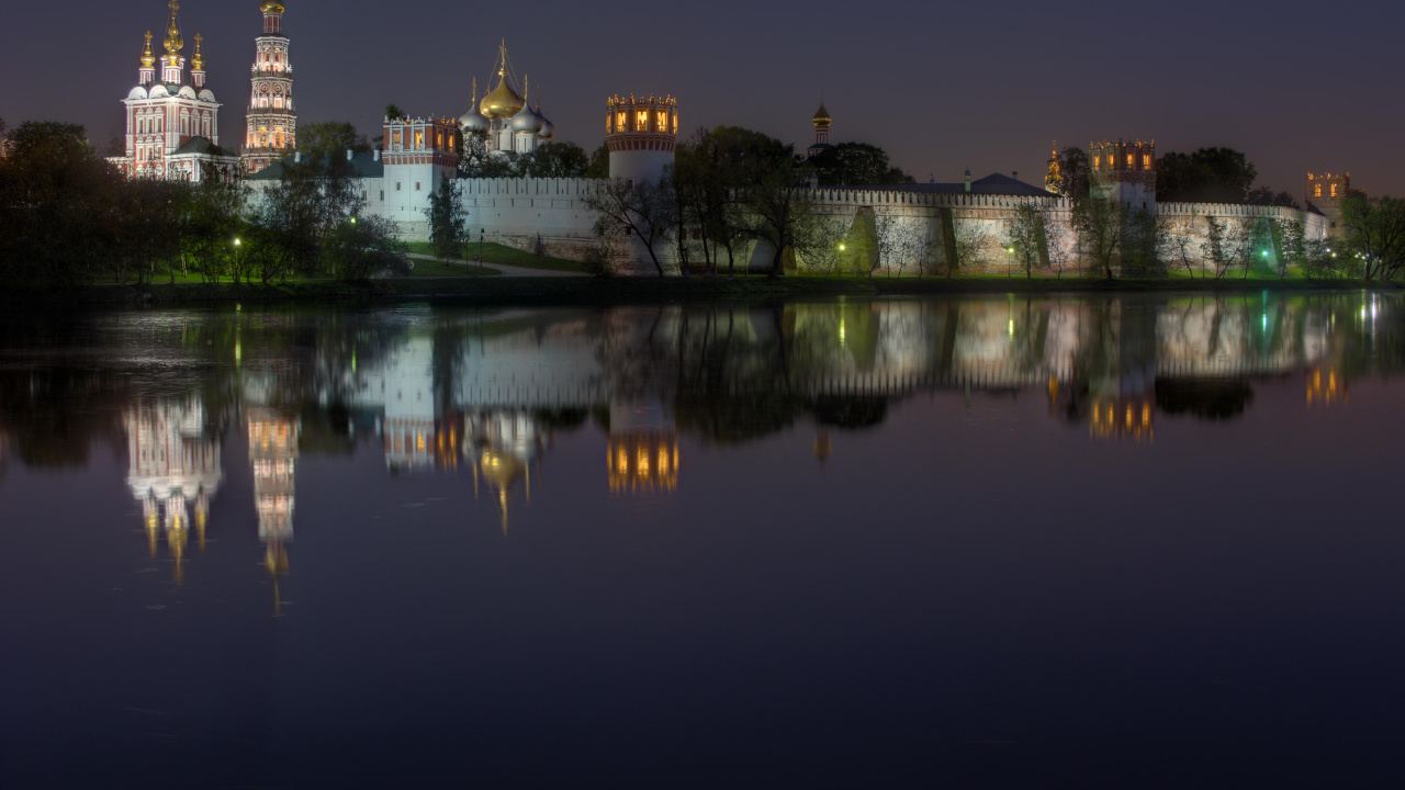 Body of Water Near City Buildings During Night Time. Wallpaper in 1280x720 Resolution