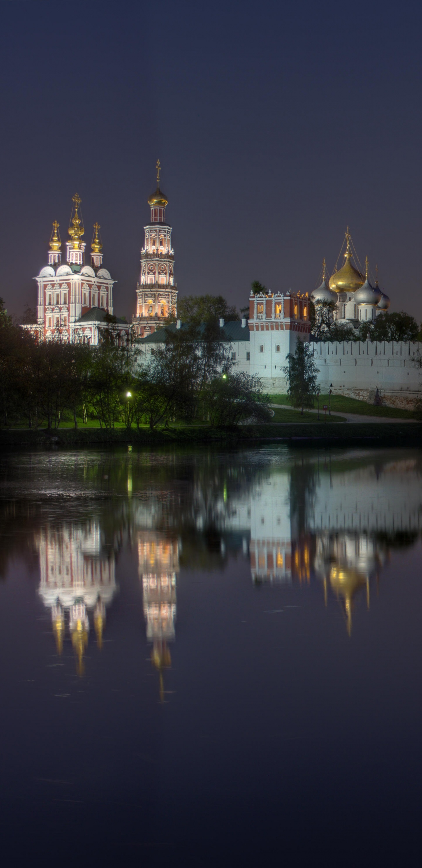Body of Water Near City Buildings During Night Time. Wallpaper in 1440x2960 Resolution