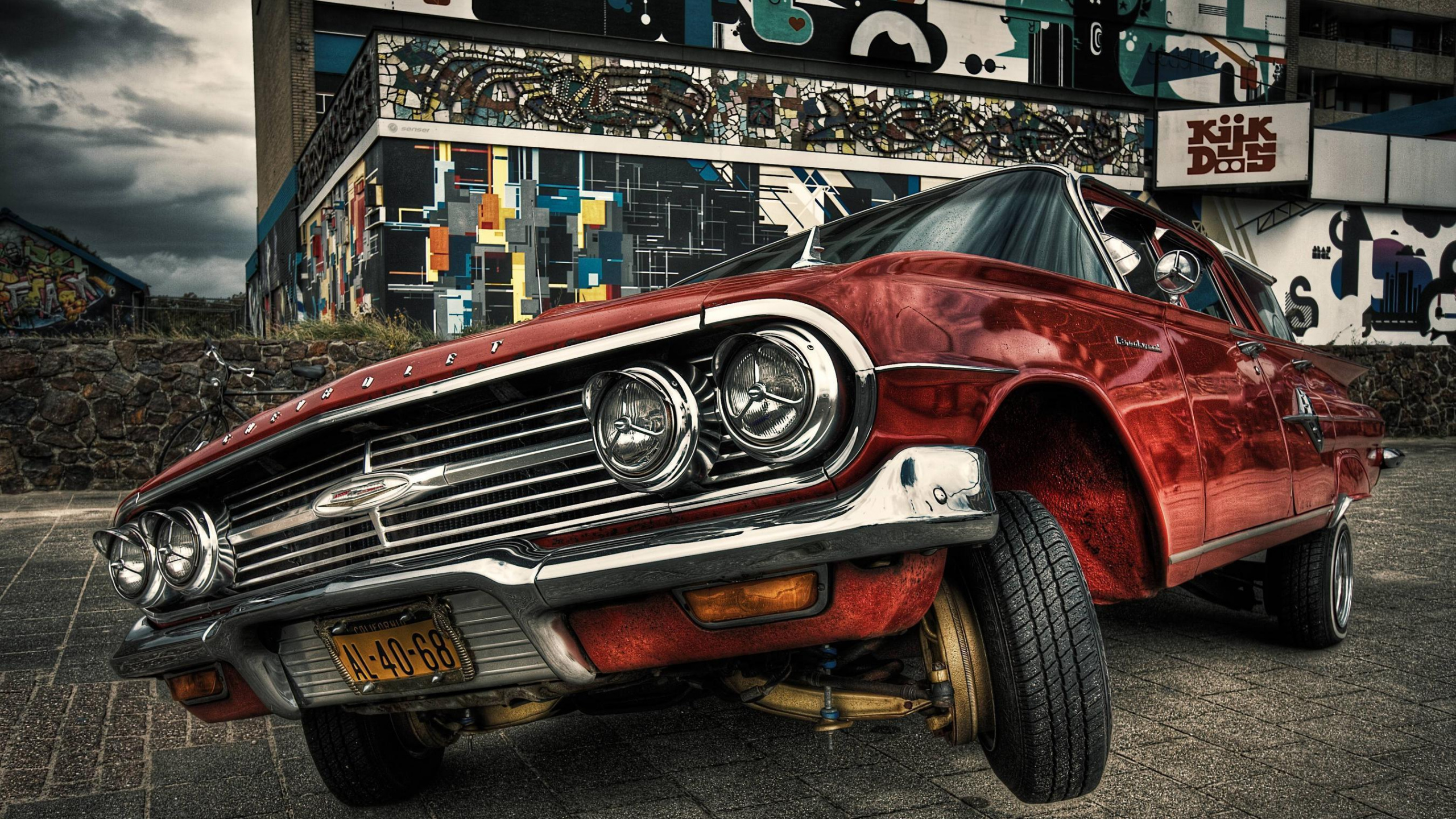 Chevrolet Camaro Rouge et Noir Garé Sur Rue Pendant la Journée. Wallpaper in 2560x1440 Resolution