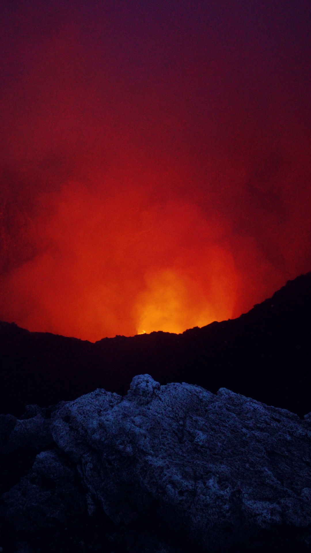 Fuego Negro y Rojo Durante la Noche. Wallpaper in 1080x1920 Resolution