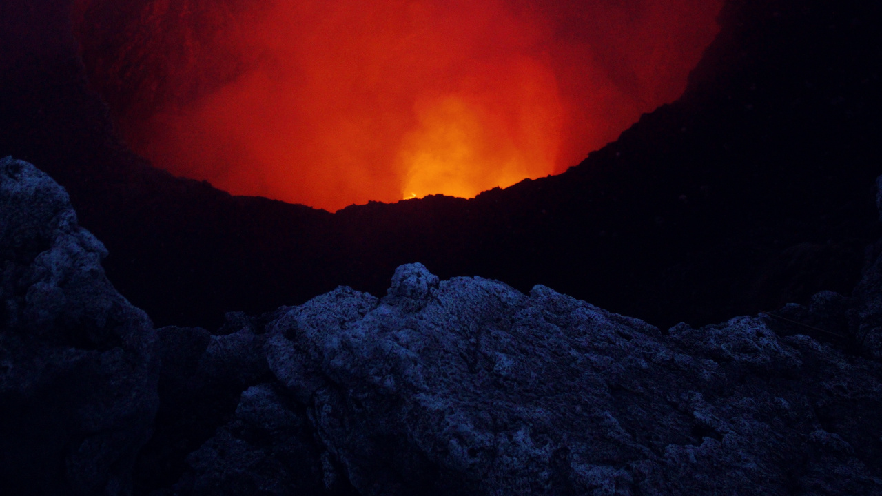 Fuego Negro y Rojo Durante la Noche. Wallpaper in 1280x720 Resolution