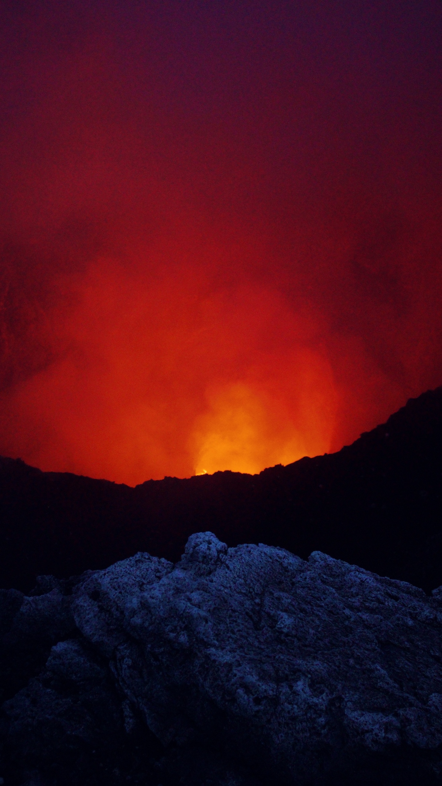 Fuego Negro y Rojo Durante la Noche. Wallpaper in 1440x2560 Resolution