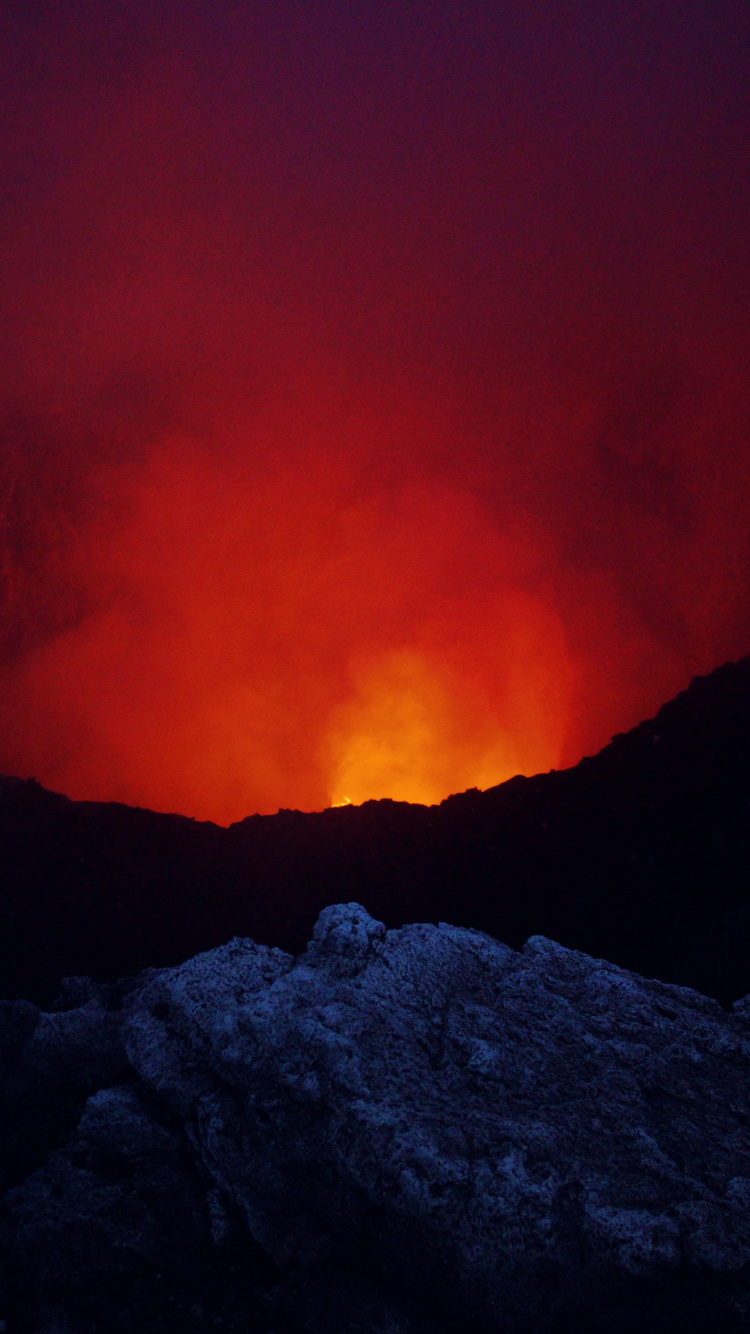 Fuego Negro y Rojo Durante la Noche. Wallpaper in 750x1334 Resolution