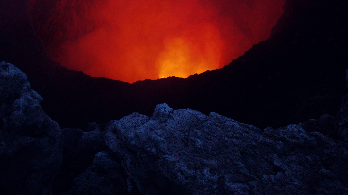 Schwarzes Und Rotes Feuer Während Der Nacht. Wallpaper in 1366x768 Resolution