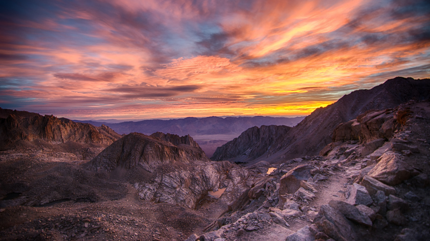 Montagne Rocheuse Sous Ciel Nuageux Pendant la Journée. Wallpaper in 1366x768 Resolution