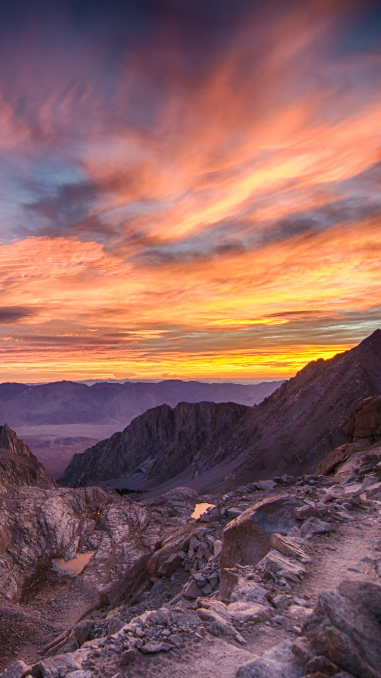 Montagne Rocheuse Sous Ciel Nuageux Pendant la Journée. Wallpaper in 750x1334 Resolution