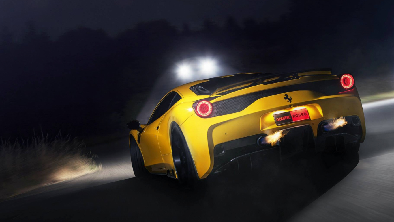 Coche Deportivo Ferrari Amarillo en la Carretera Durante la Noche. Wallpaper in 1366x768 Resolution