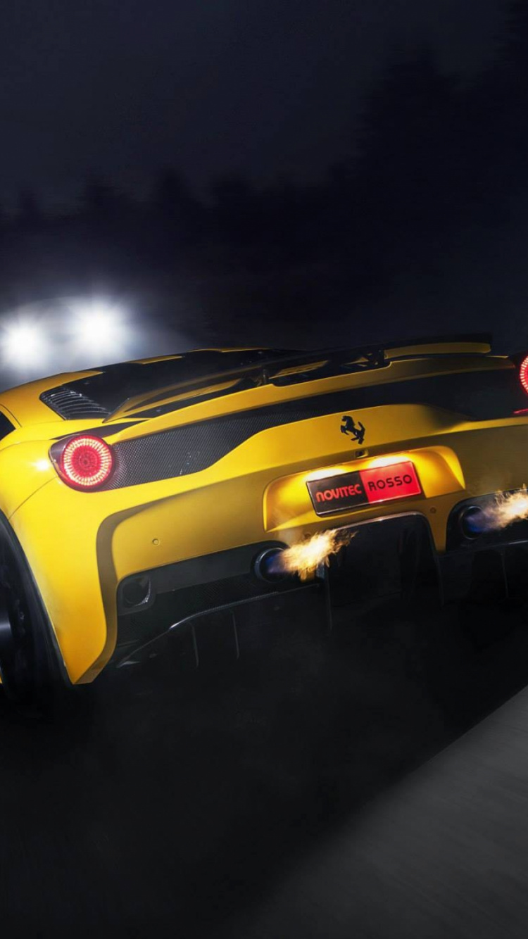 Coche Deportivo Ferrari Amarillo en la Carretera Durante la Noche. Wallpaper in 750x1334 Resolution