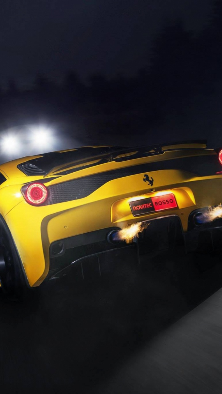 Voiture de Sport Ferrari Jaune Sur Route Pendant la Nuit. Wallpaper in 720x1280 Resolution