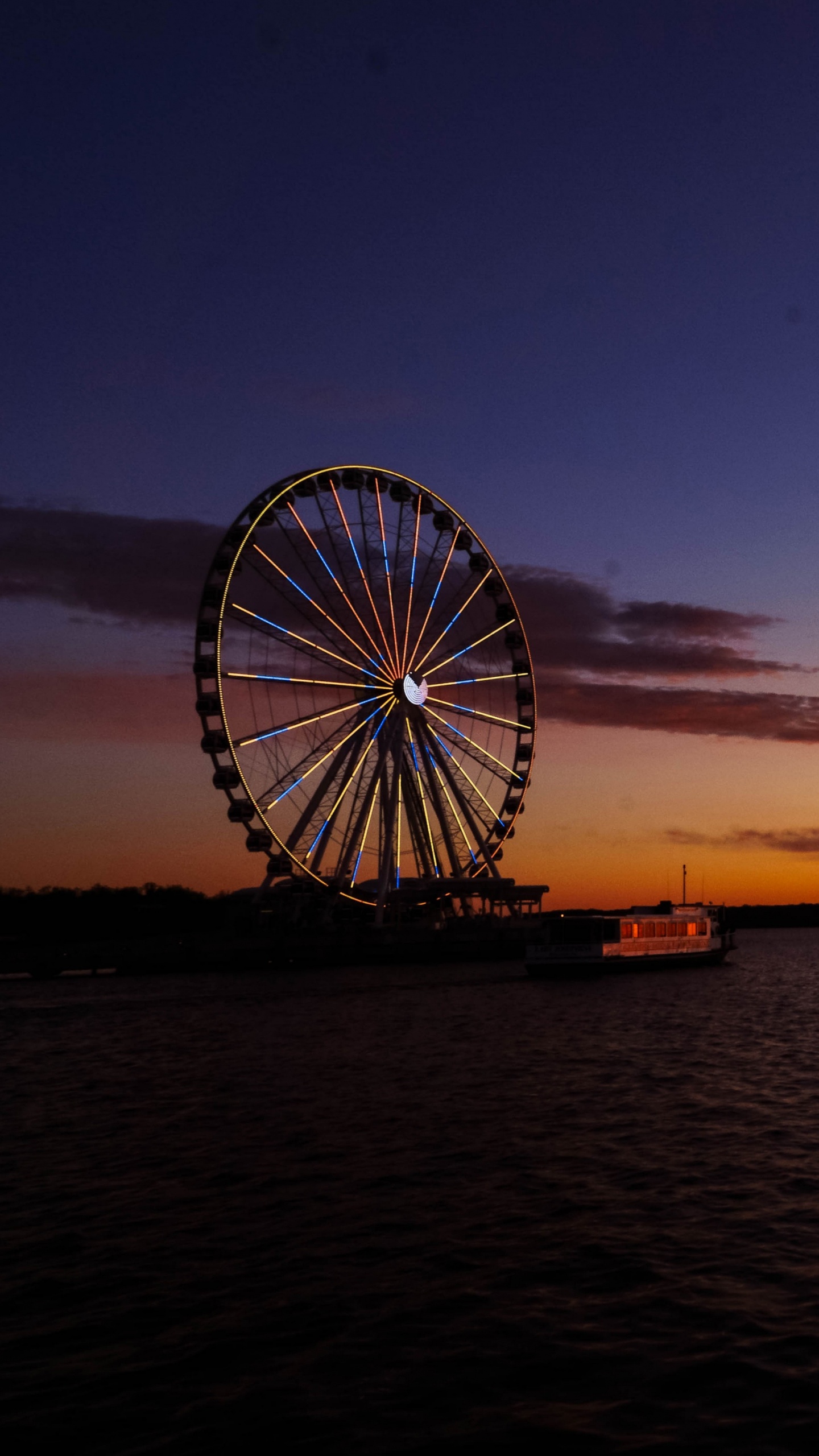 Silhouette de Grande Roue Pendant le Coucher du Soleil. Wallpaper in 1440x2560 Resolution