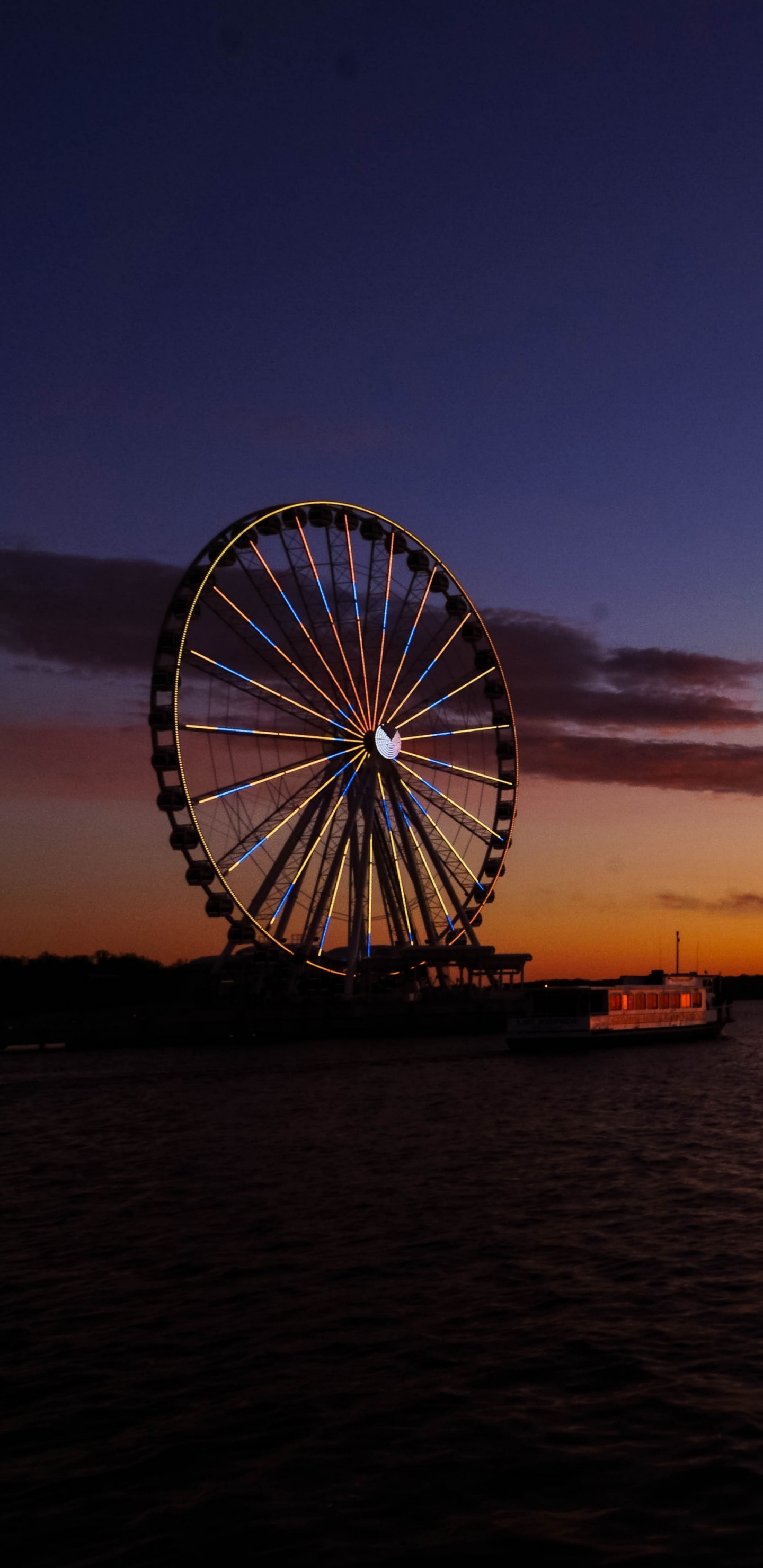 Silhouette de Grande Roue Pendant le Coucher du Soleil. Wallpaper in 1440x2960 Resolution