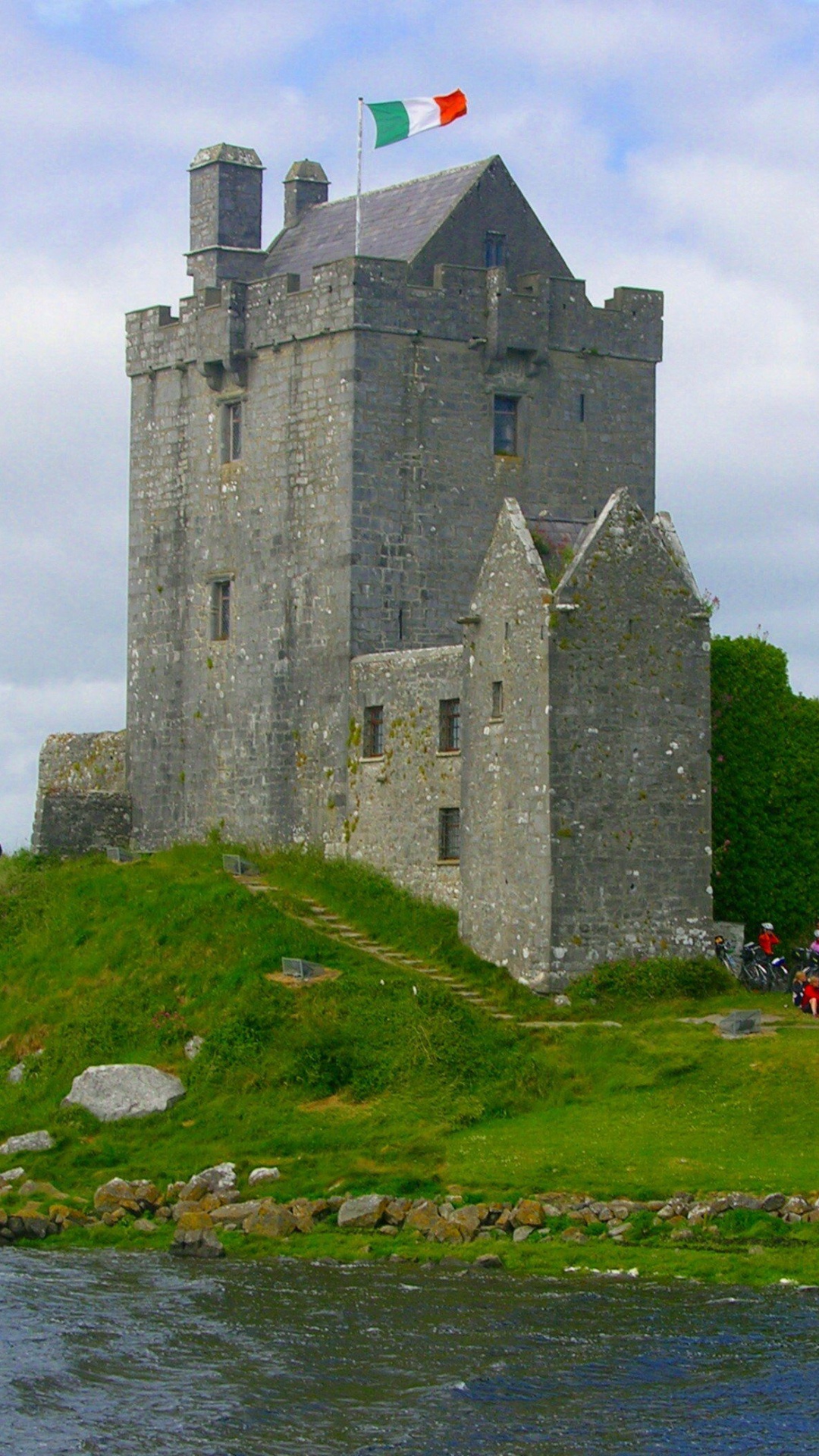Edificio de Hormigón Gris Cerca Del Campo de Hierba Verde Bajo Las Nubes Blancas Durante el Día. Wallpaper in 1080x1920 Resolution
