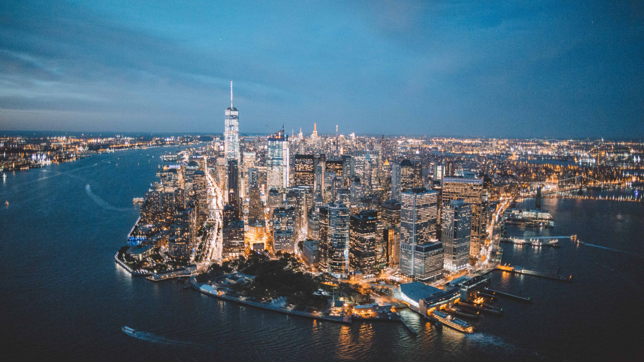 Horizonte de la Ciudad a Través Del Cuerpo de Agua Durante el Día.. Wallpaper in 1280x720 Resolution