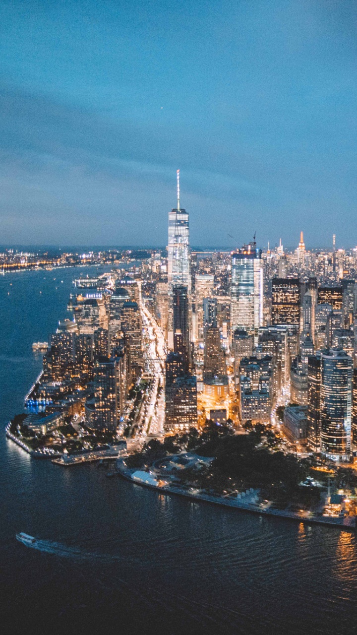 Horizonte de la Ciudad a Través Del Cuerpo de Agua Durante el Día.. Wallpaper in 720x1280 Resolution