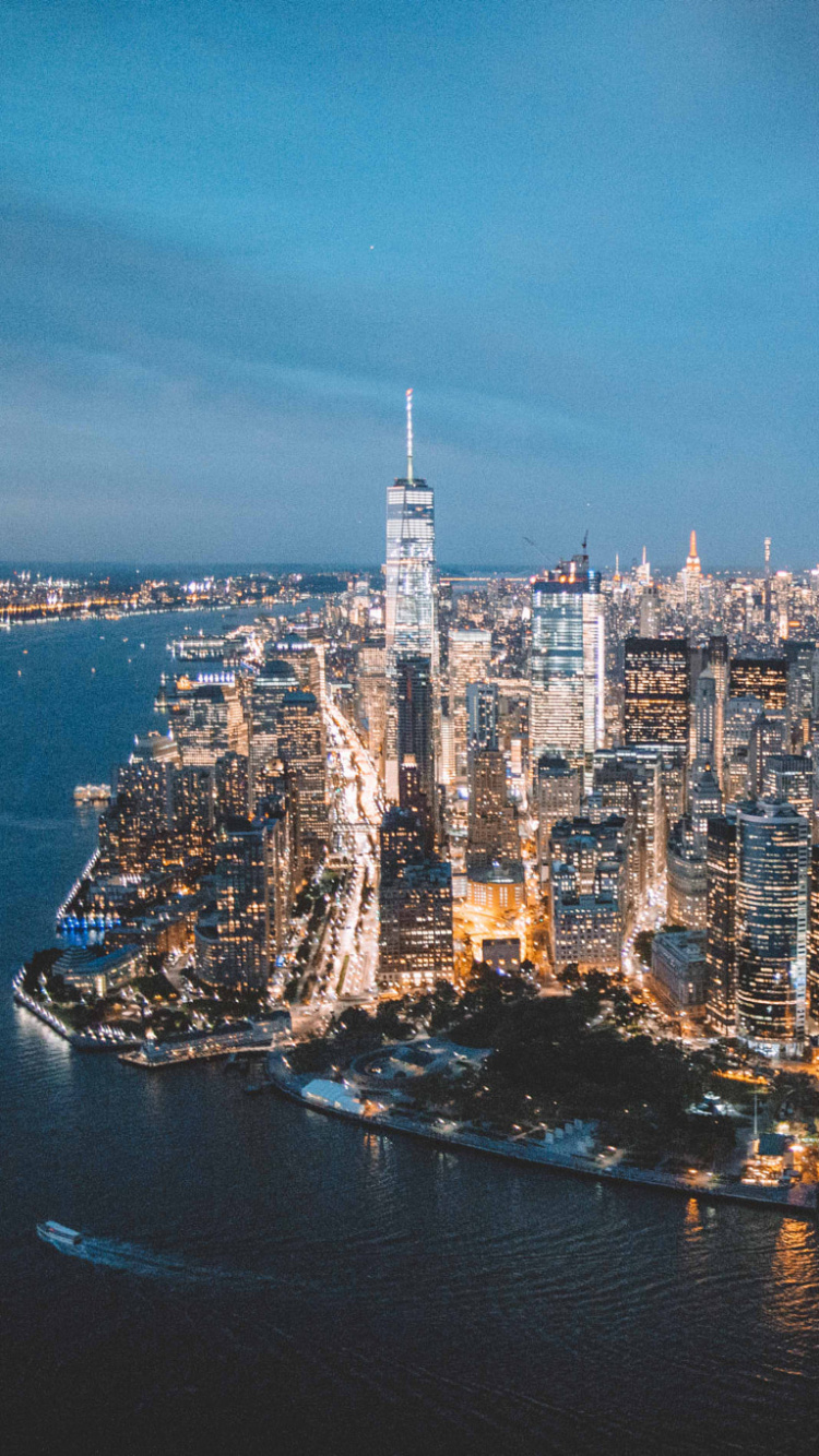 Horizonte de la Ciudad a Través Del Cuerpo de Agua Durante el Día.. Wallpaper in 750x1334 Resolution