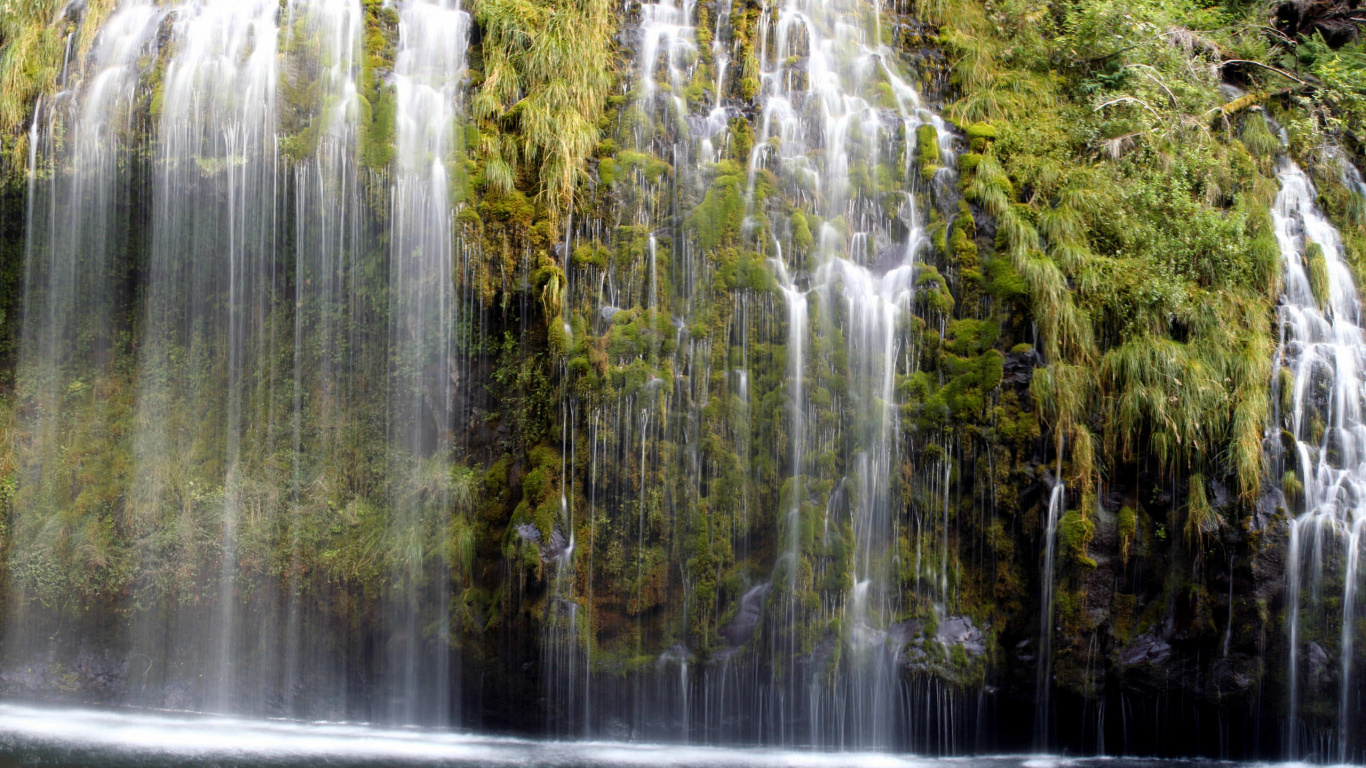 el Agua Cae en Medio de Árboles Verdes. Wallpaper in 1366x768 Resolution