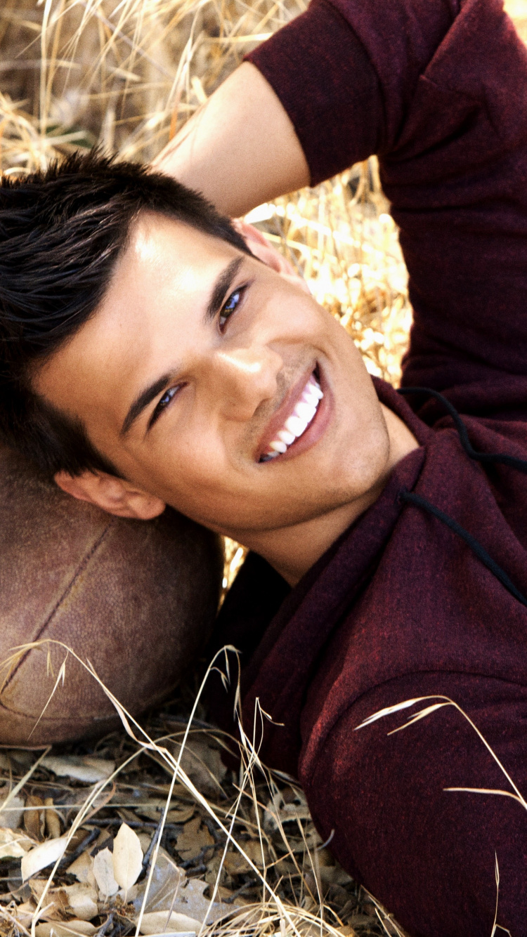 Taylor Lautner, la Saga Twilight, Crépuscule, Célébrité, Amour. Wallpaper in 750x1334 Resolution