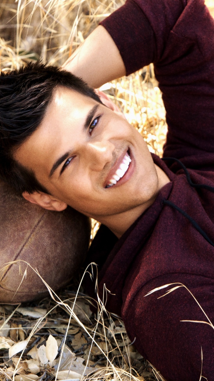 Taylor Lautner, la Saga Crepúsculo, Ocaso, la Celebridad, Amor. Wallpaper in 720x1280 Resolution