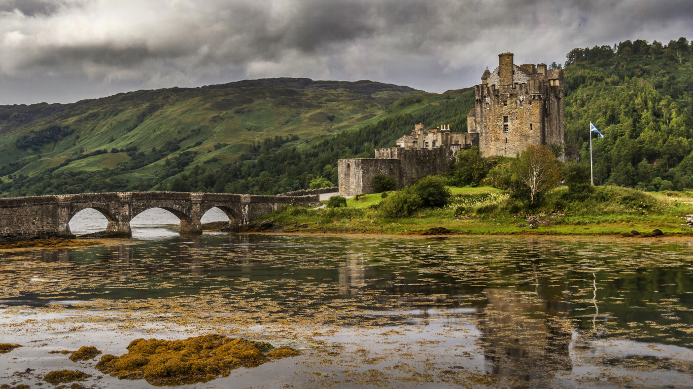 Bâtiment en Béton Gris Près D'un Plan D'eau Sous un Ciel Nuageux Pendant la Journée. Wallpaper in 1366x768 Resolution