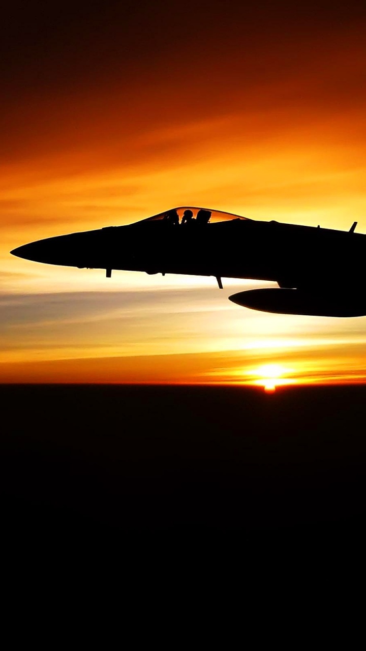 Silhouette D'avion de Chasse Pendant le Coucher du Soleil. Wallpaper in 720x1280 Resolution