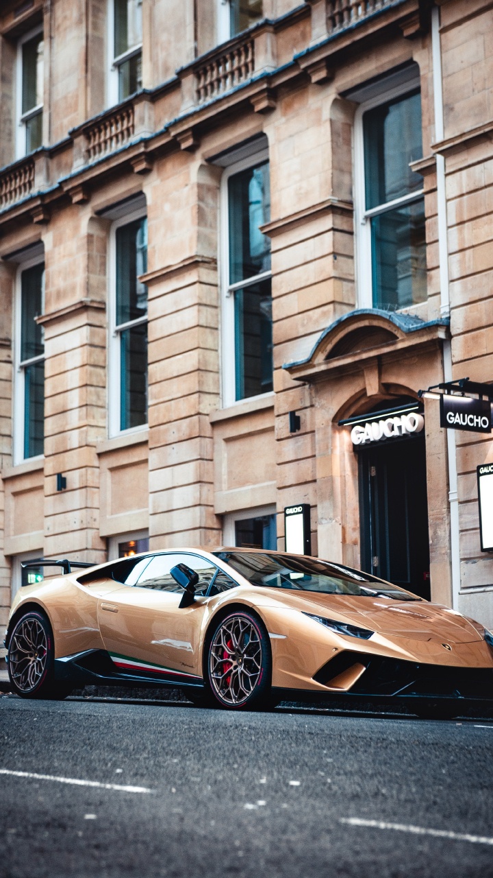 Porsche 911 Marrón Estacionado Junto a un Edificio de Hormigón Marrón Durante el Día. Wallpaper in 720x1280 Resolution