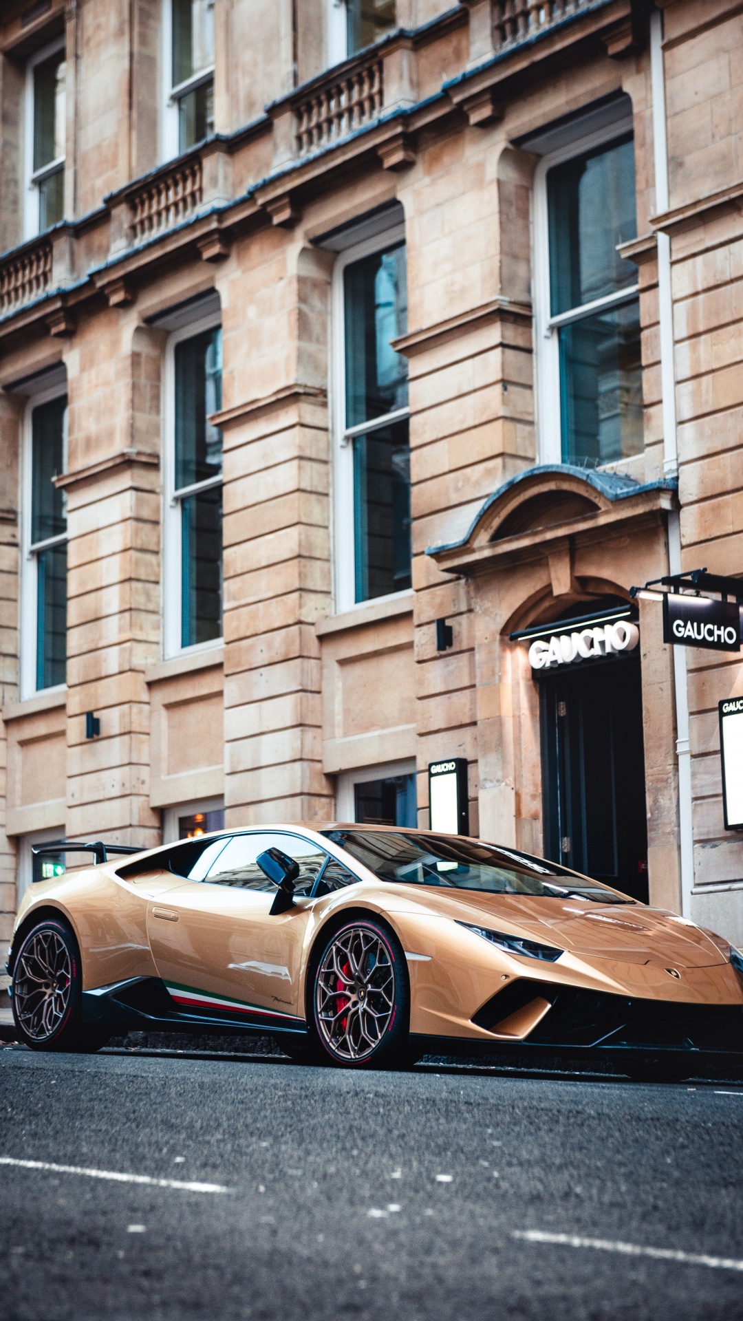 Porsche 911 Brune Garée à Côté D'un Bâtiment en Béton Brun Pendant la Journée. Wallpaper in 1080x1920 Resolution
