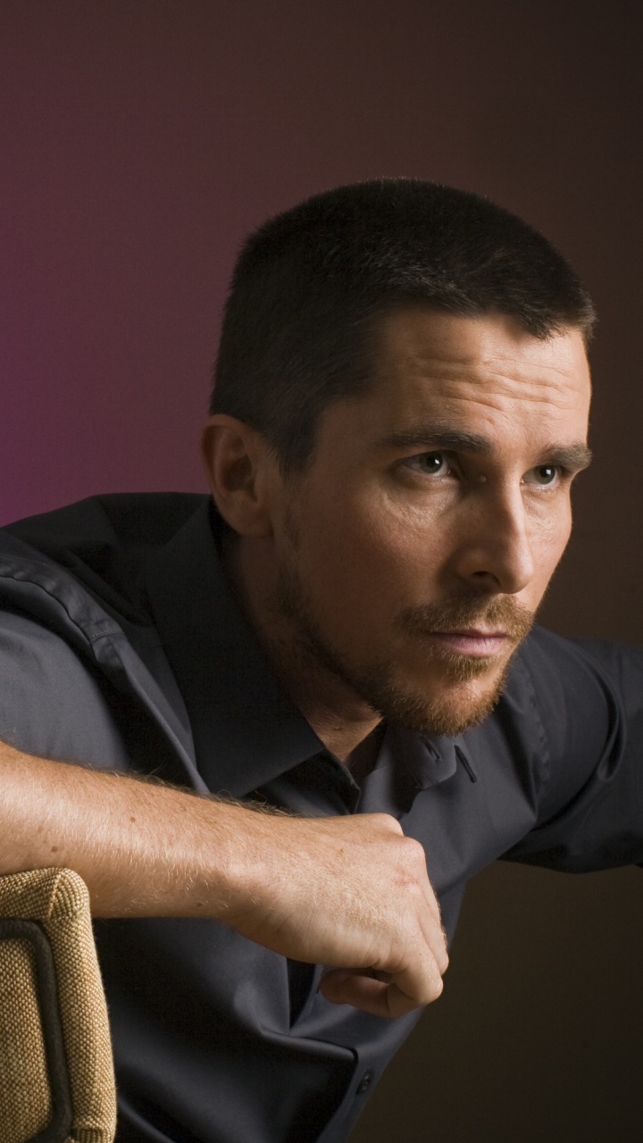 Christian Bale, Sitzecke, Portrait, Mensch, The Dark Knight. Wallpaper in 720x1280 Resolution
