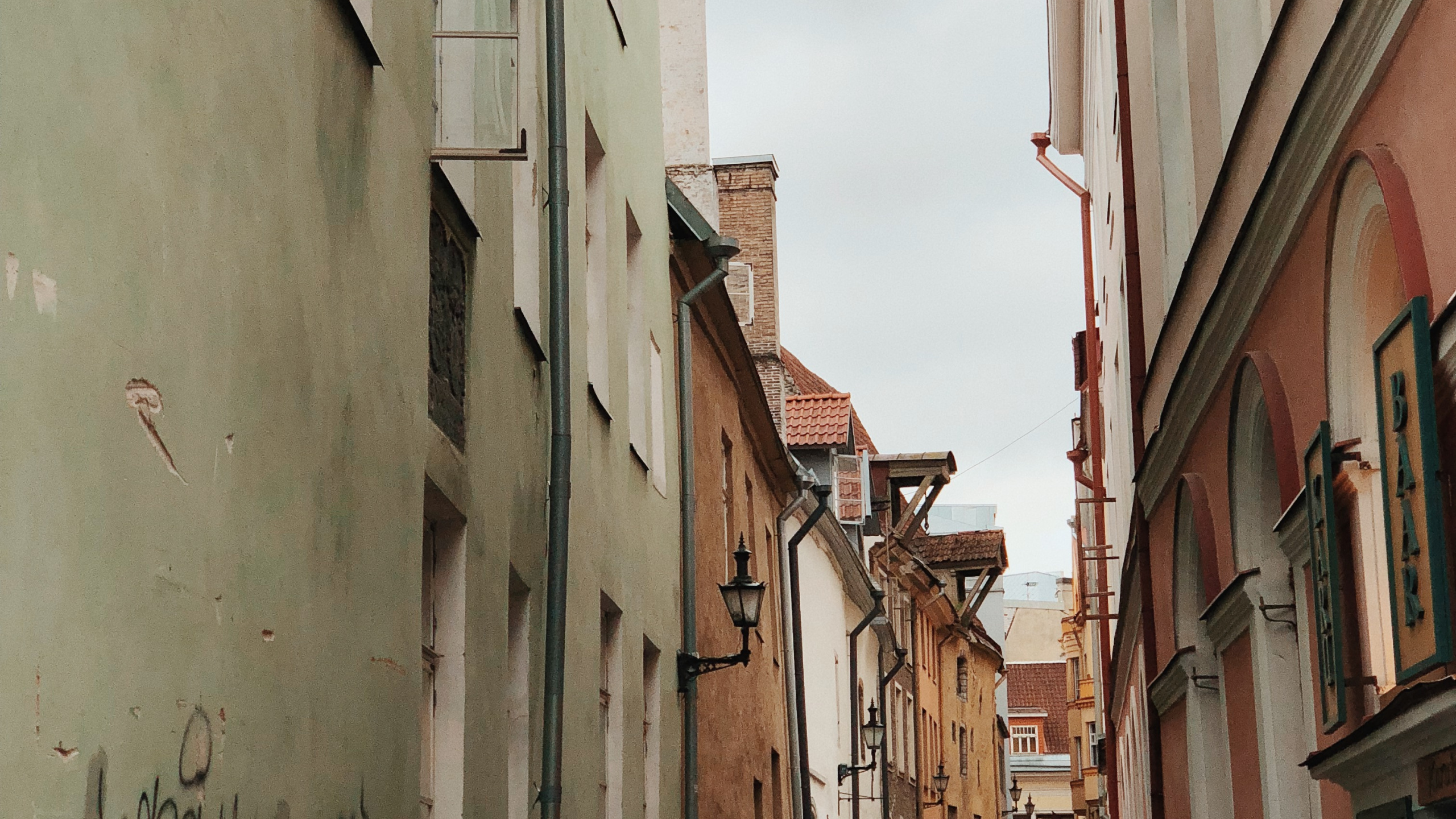 Alley, Portugal Top Tours, Window, Road, Town. Wallpaper in 2560x1440 Resolution