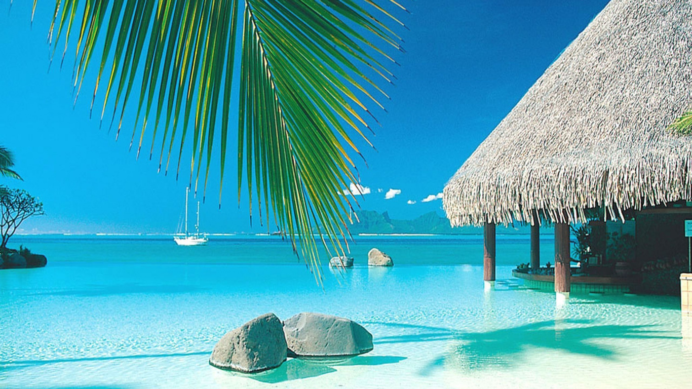 Parasols en Bois Marron Sur la Plage de Sable Blanc Pendant la Journée. Wallpaper in 1366x768 Resolution