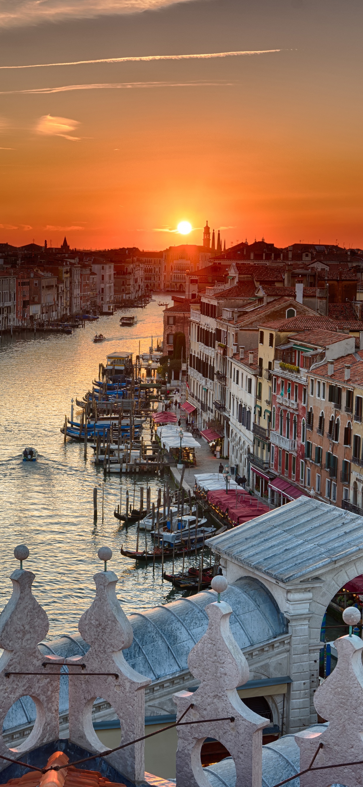 Casas de Hormigón Blanco y Marrón Cerca Del Cuerpo de Agua Durante la Puesta de Sol. Wallpaper in 1242x2688 Resolution