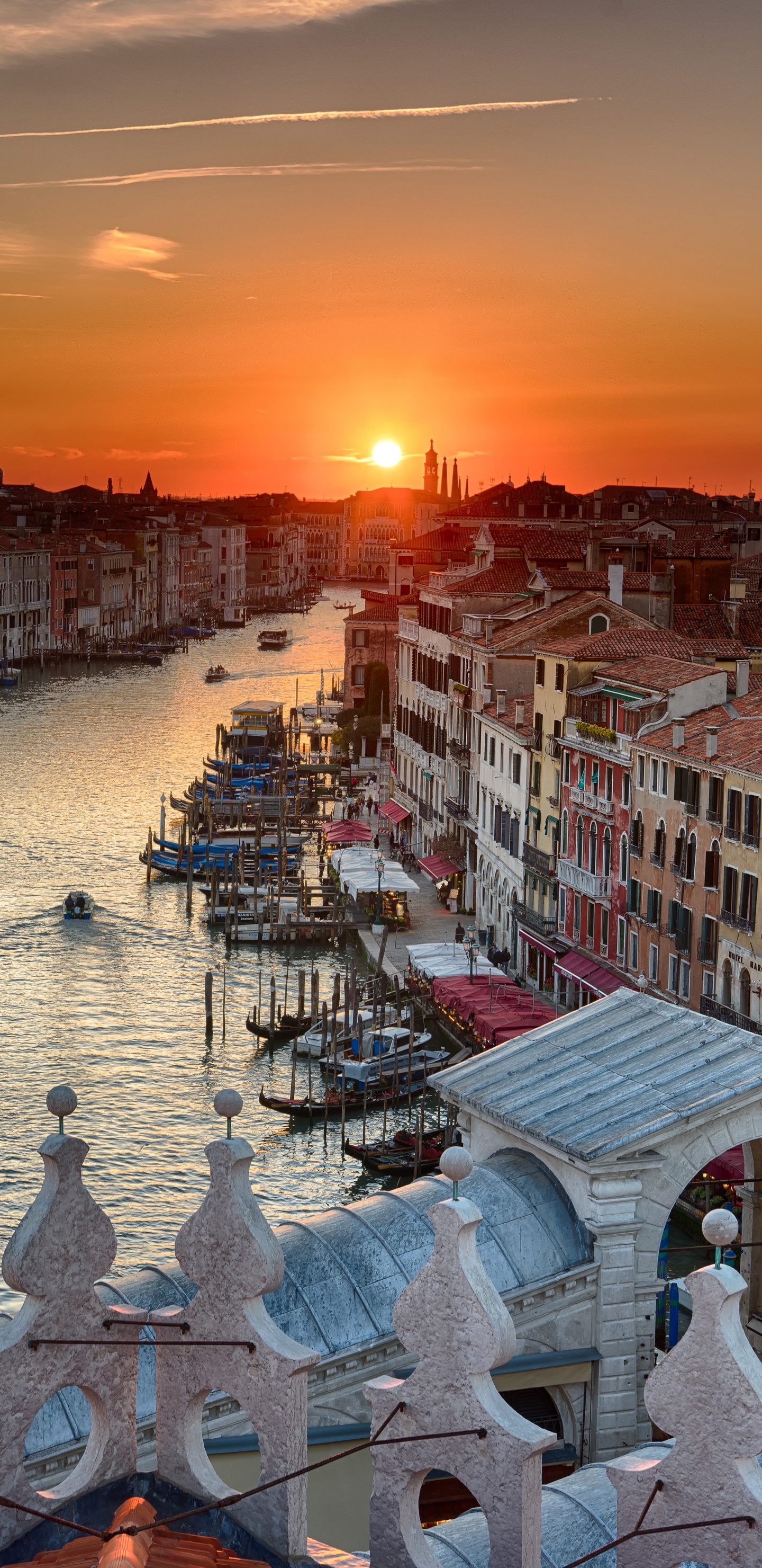 Weiße Und Braune Betonhäuser in Der Nähe Von Gewässern Bei Sonnenuntergang. Wallpaper in 1440x2960 Resolution