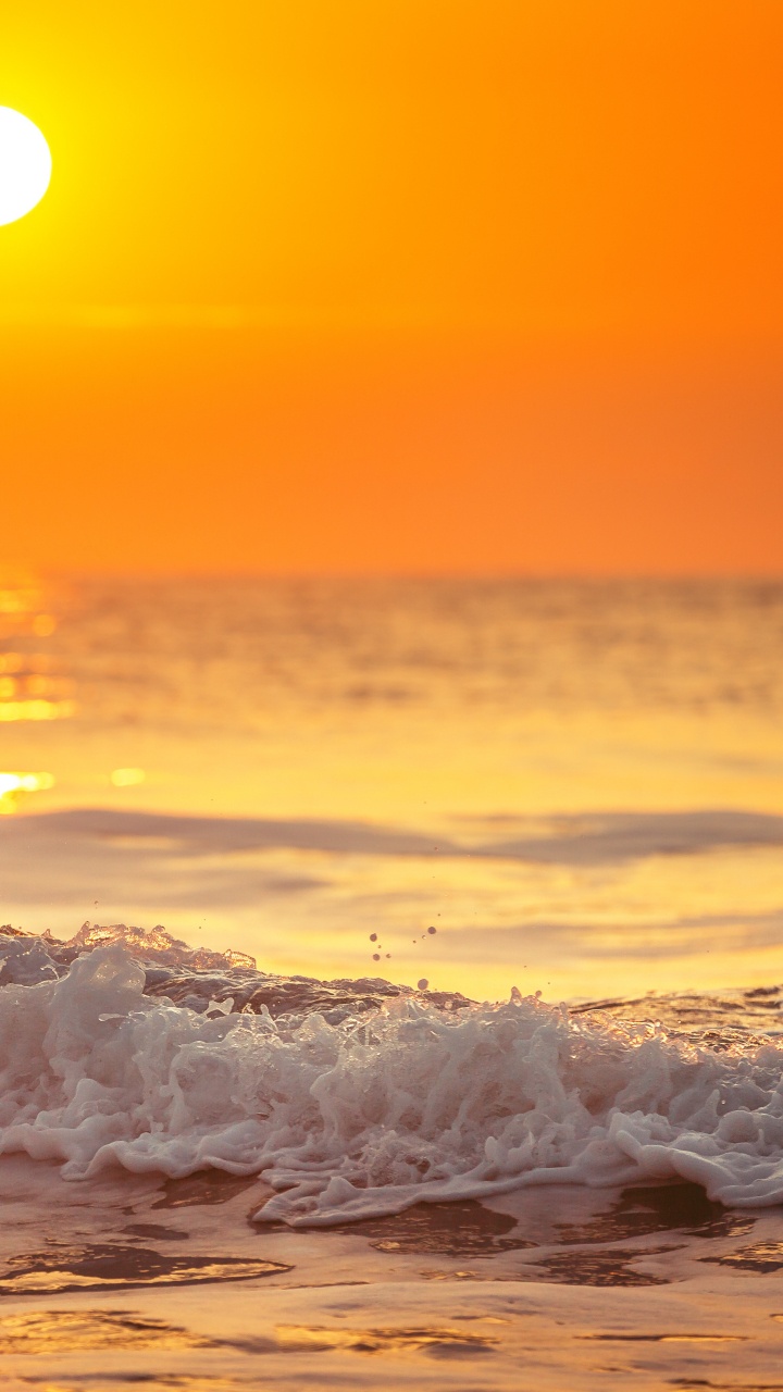 Les Vagues de L'océan S'écrasent Sur le Rivage au Coucher du Soleil. Wallpaper in 720x1280 Resolution