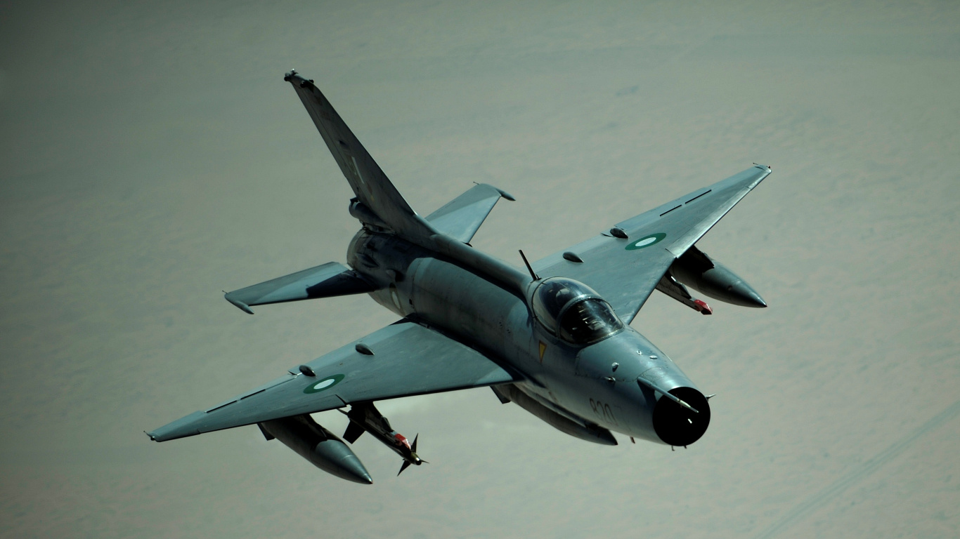 Avion de Chasse Gris Dans Les Airs. Wallpaper in 1366x768 Resolution