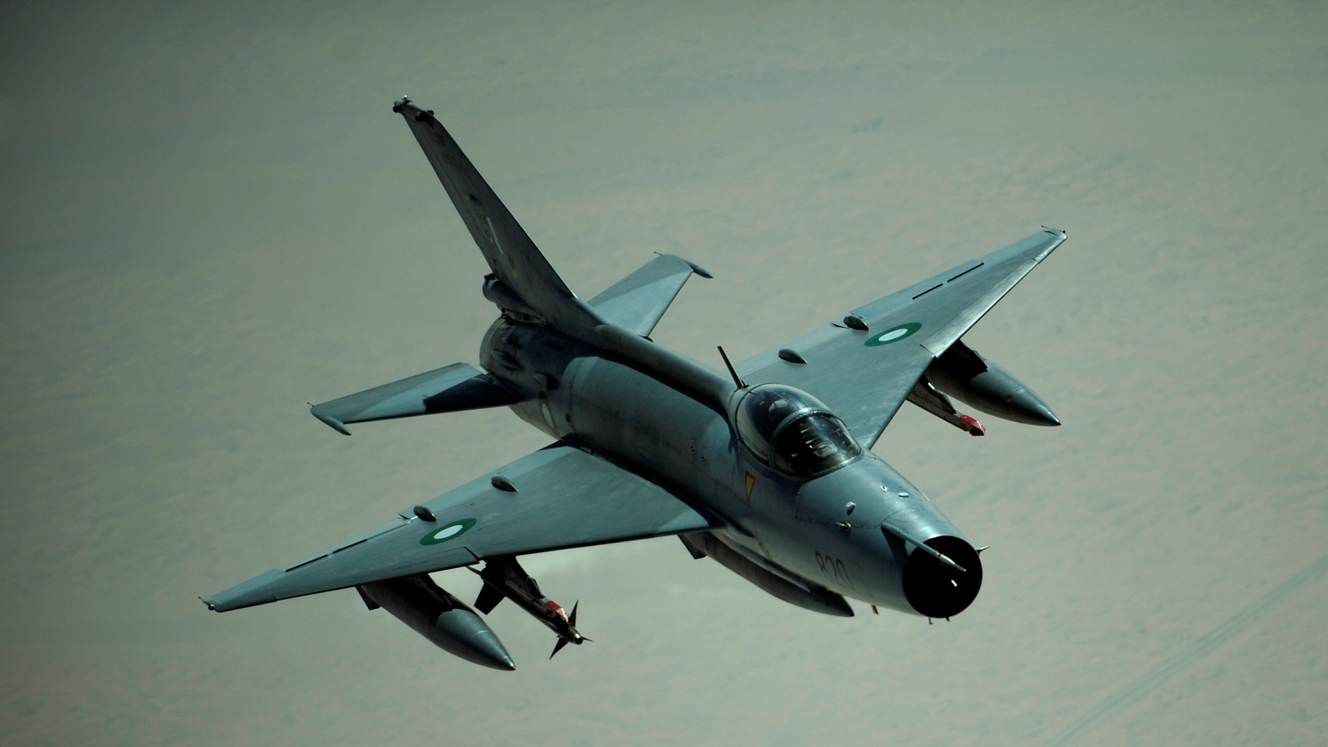 Avion de Chasse Gris Dans Les Airs. Wallpaper in 1920x1080 Resolution