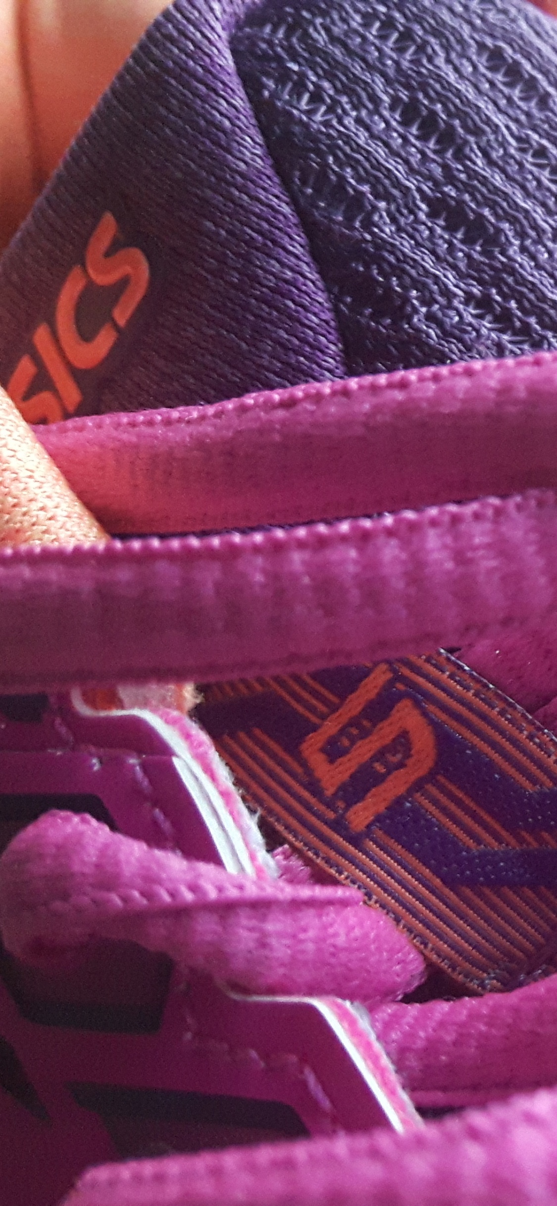 Lacet de Chaussure Rouge et Noir. Wallpaper in 1125x2436 Resolution