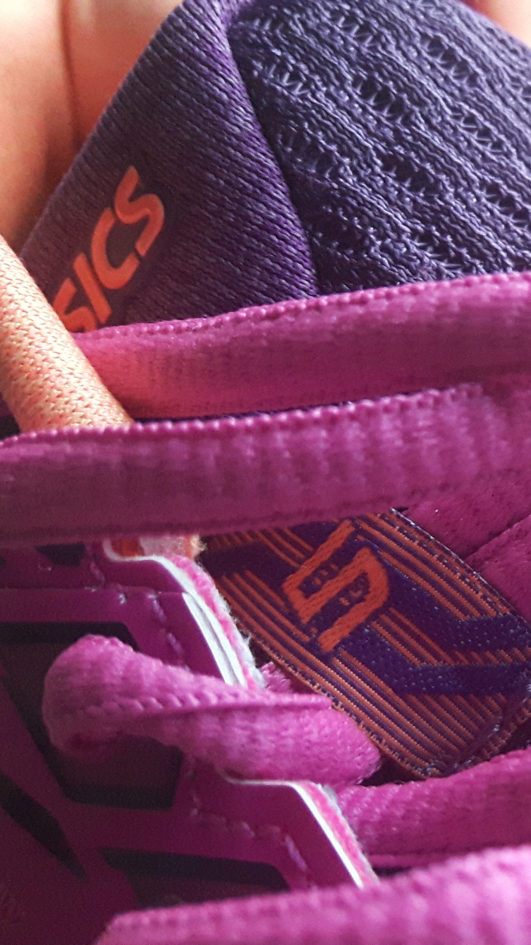 Rote Und Schwarze Schnürsenkel. Wallpaper in 1080x1920 Resolution