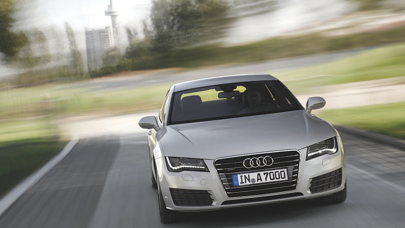 Schwarzer Audi a 4 Tagsüber Unterwegs. Wallpaper in 1366x768 Resolution