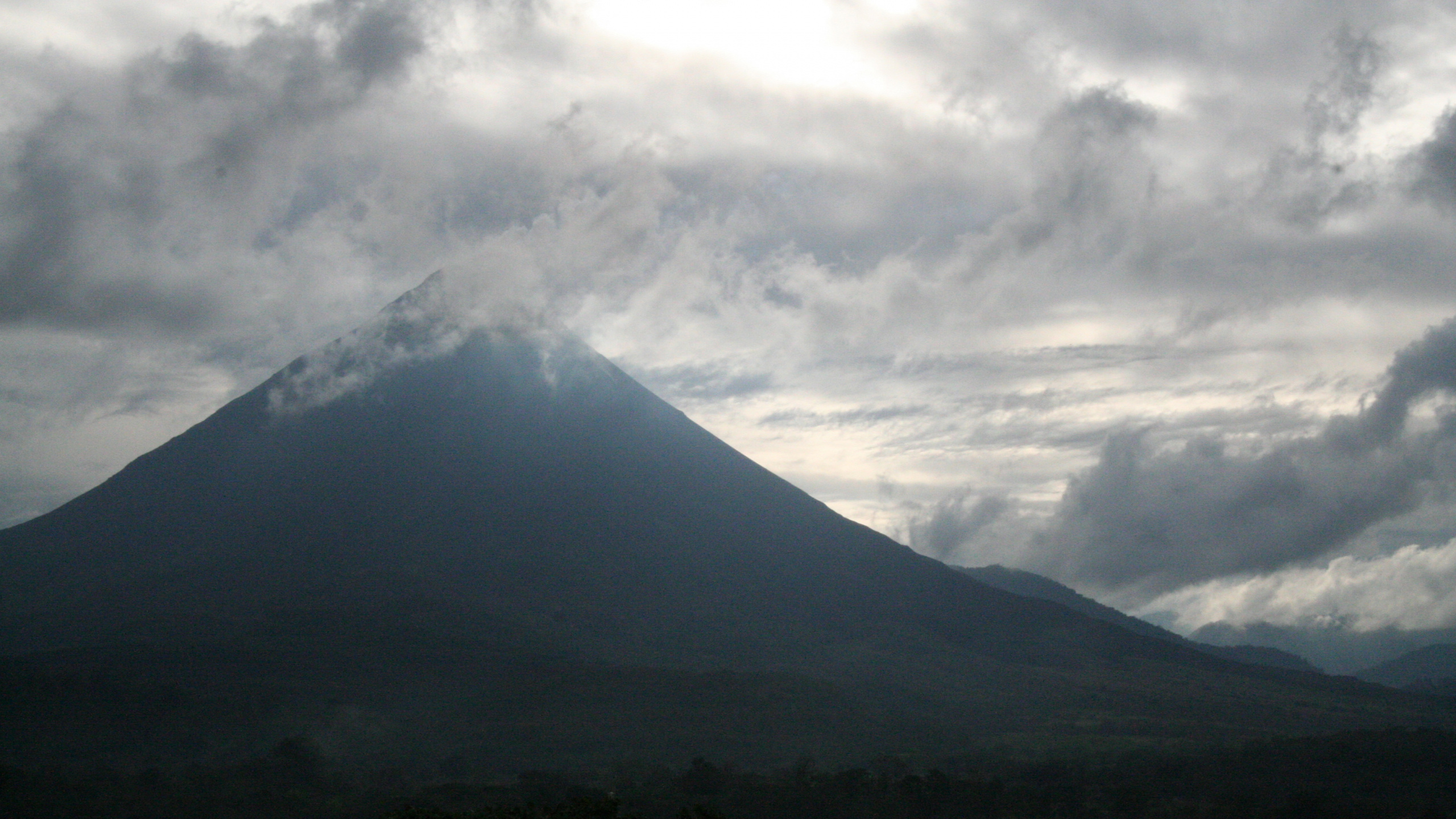 Montagne Verte Sous Des Nuages Blancs Pendant la Journée. Wallpaper in 2560x1440 Resolution