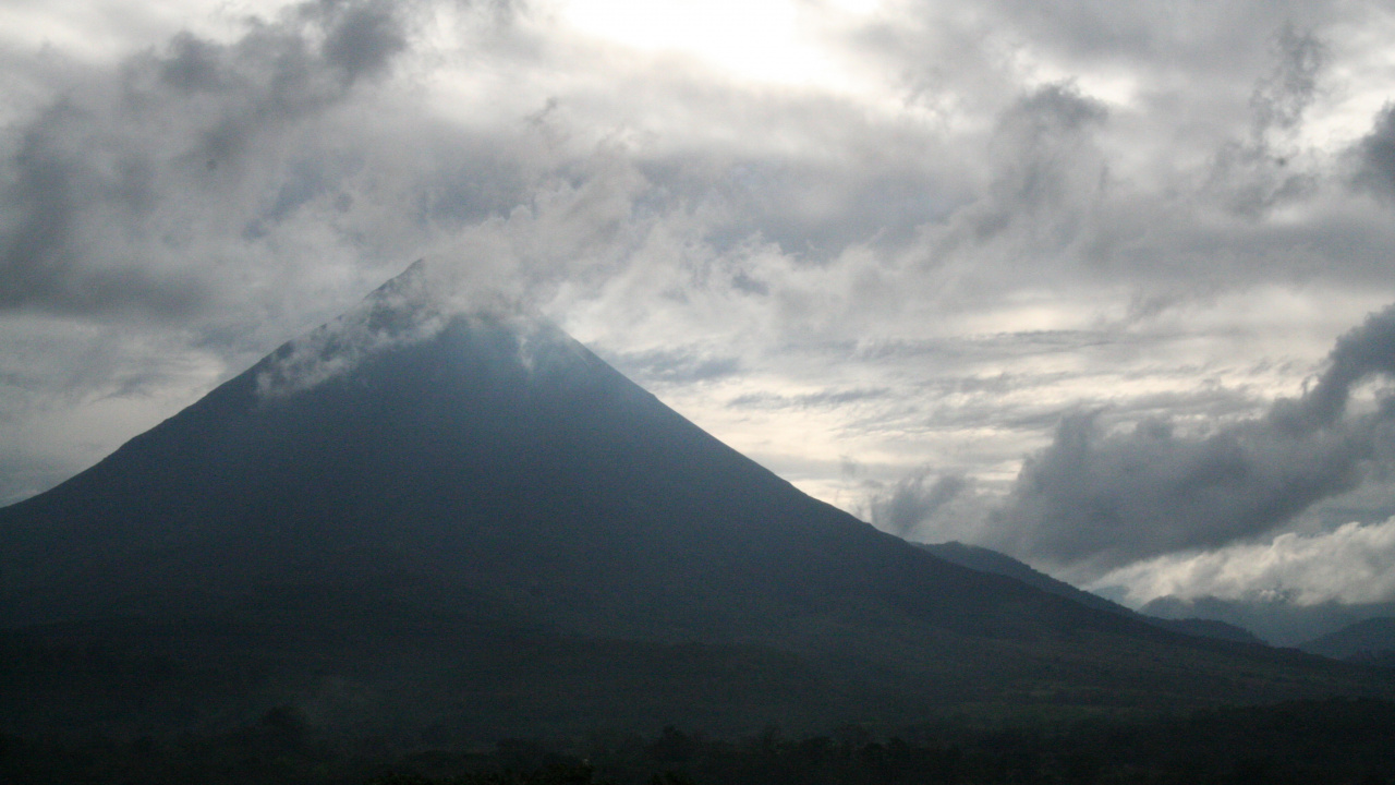 Green Mountain Under White Clouds During Daytime. Wallpaper in 1280x720 Resolution