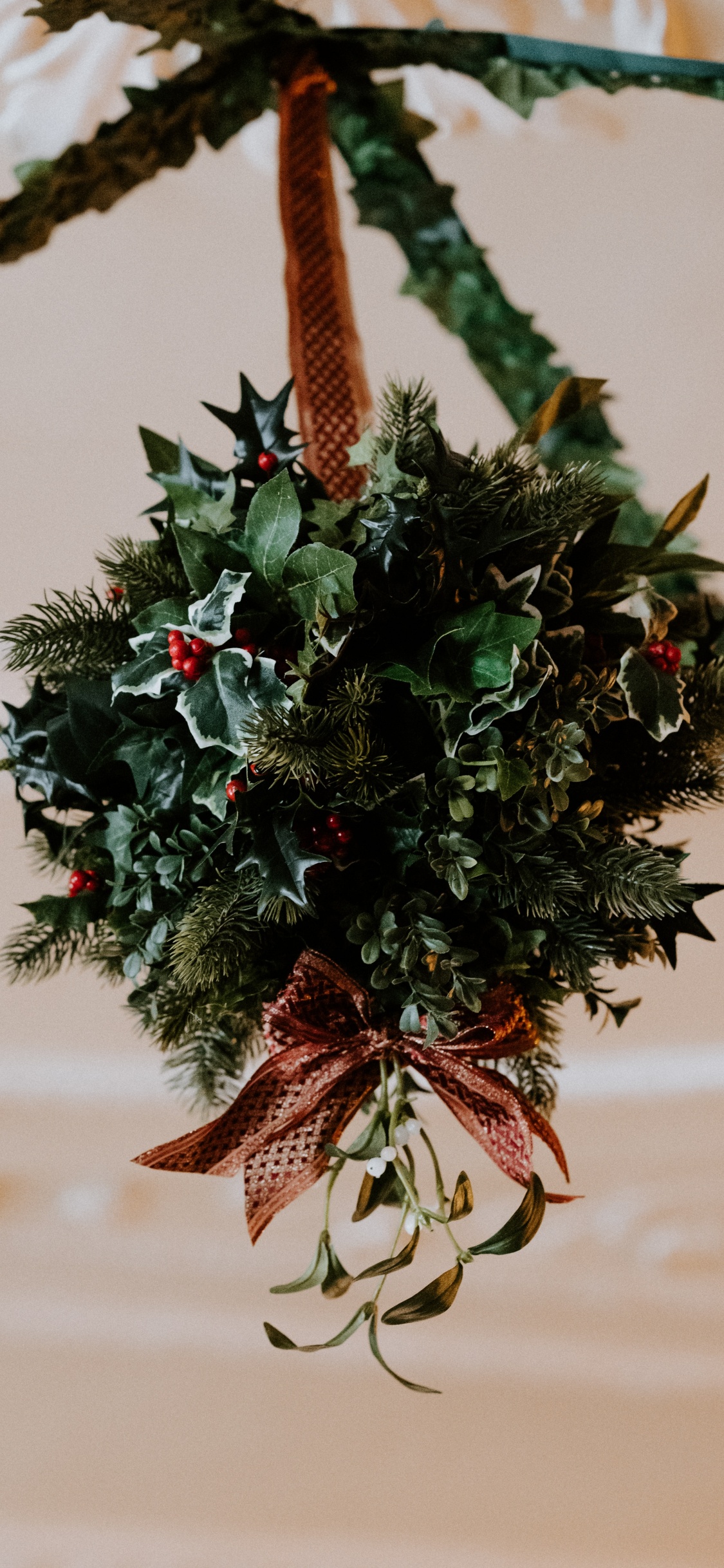 Grüner Und Roter Weihnachtsbaum. Wallpaper in 1125x2436 Resolution